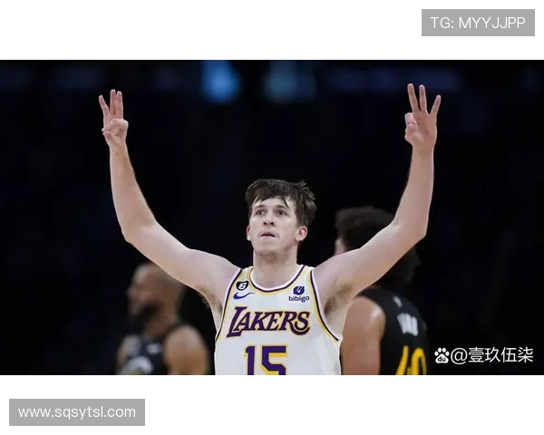 湖人训练场景曝光斯玛特紧逼八村里夫斯全力防守展现球队默契 湖人训练场景曝光斯玛特紧逼八村里夫斯全力防守展现球队默契